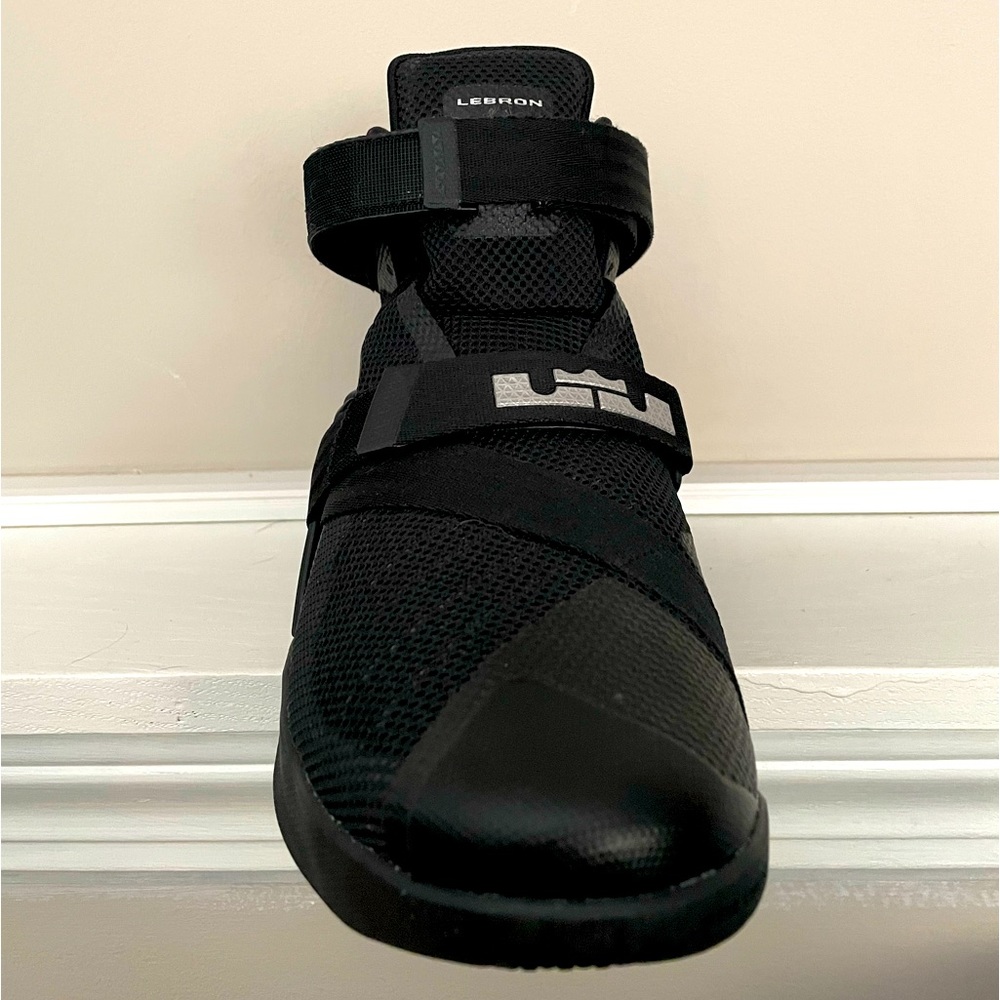Nike lebron blackout (New) sz 9.5